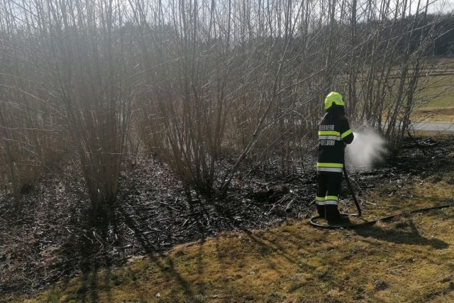 Heiße Asche löste einen Flurbrand aus