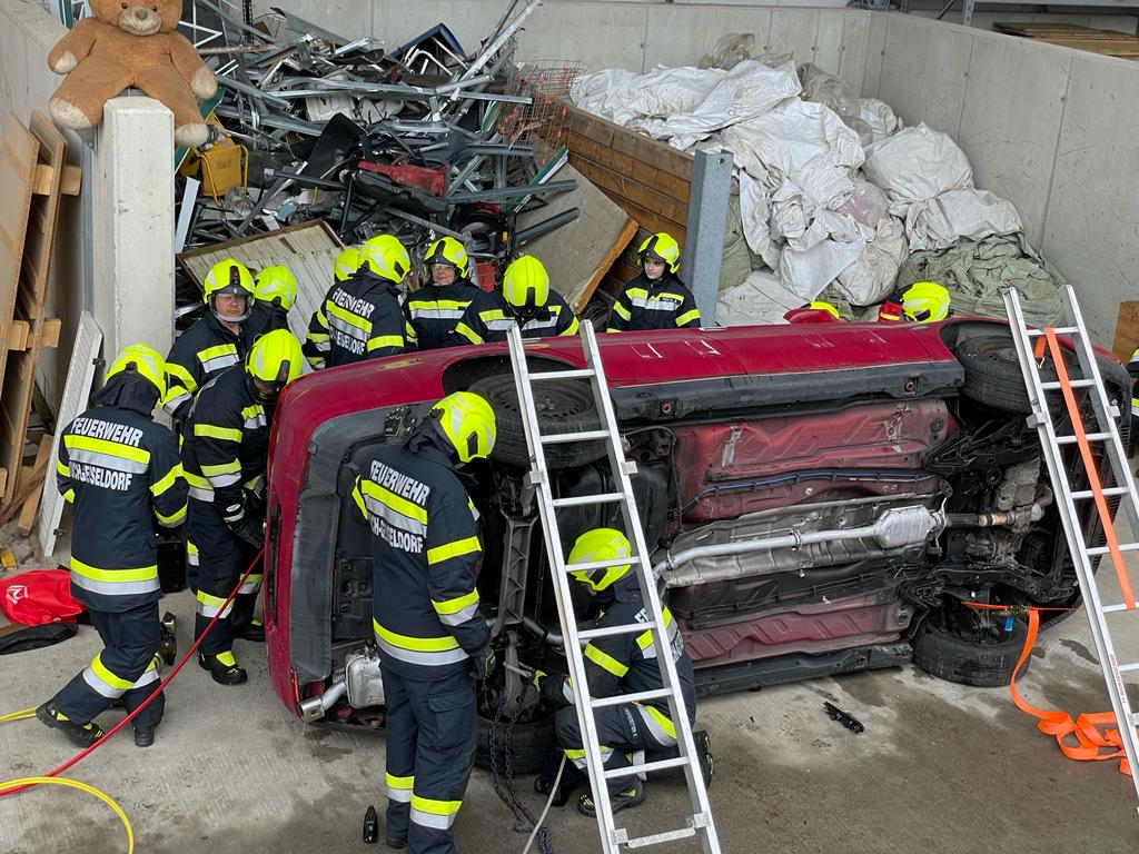 Übung mit Menschenrettung aus umgestürzten Fahrzeug