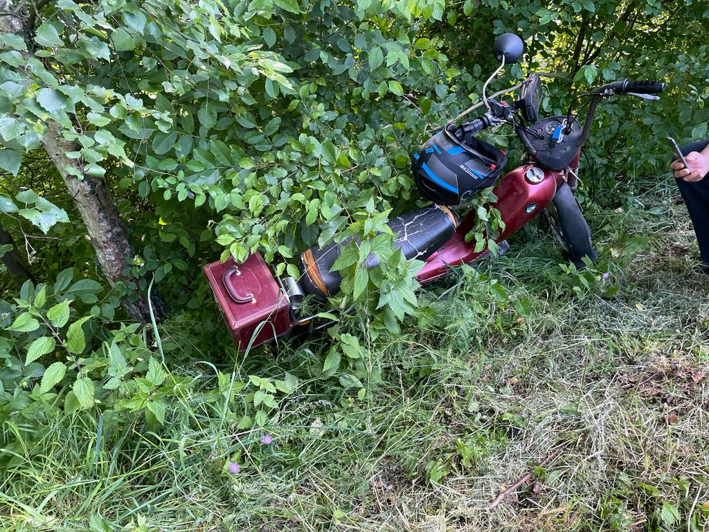 Mopedfahrer kam von der Straße ab