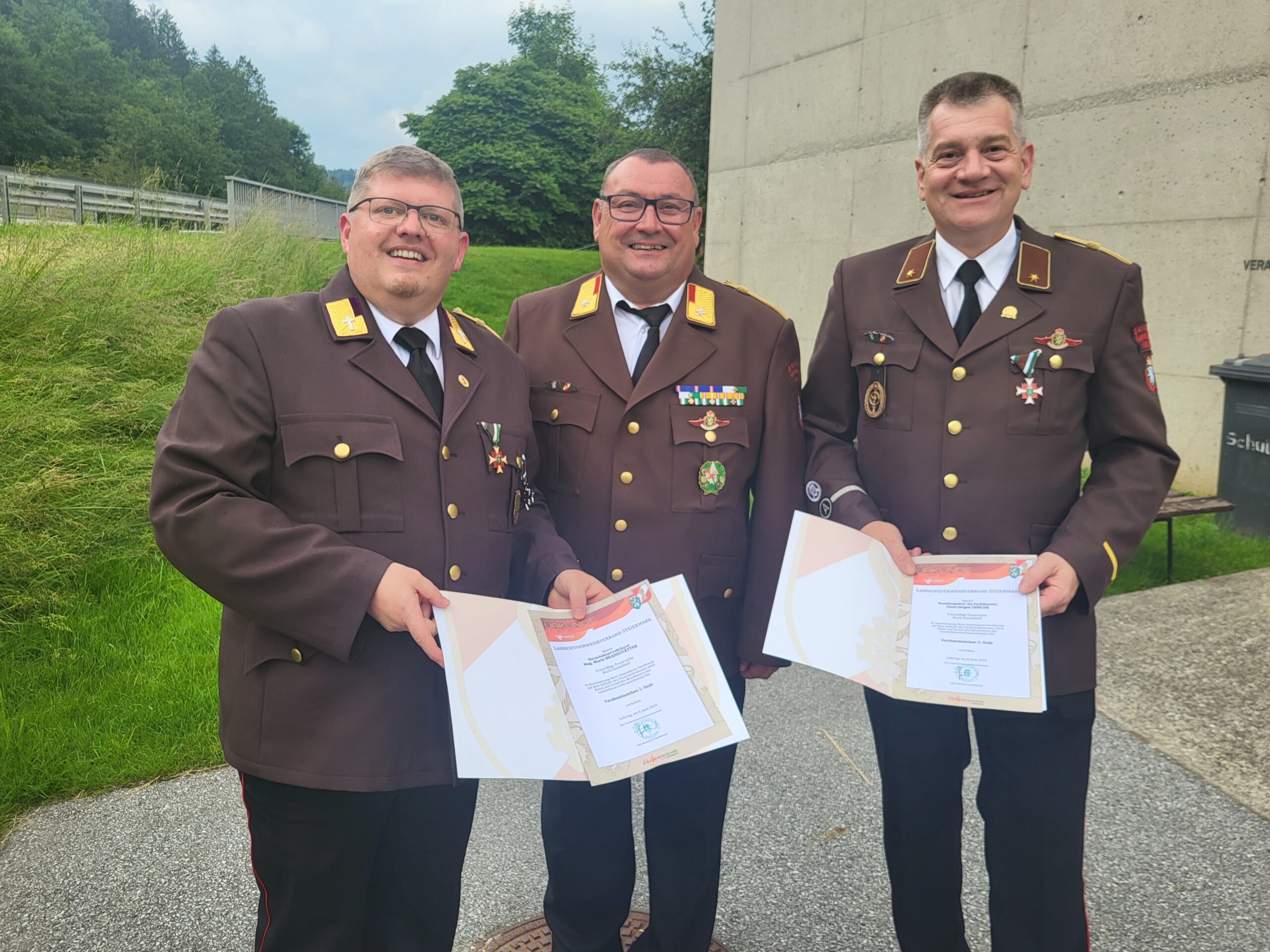 Verdienstzeichen 2. und 3. Stufe verliehen
