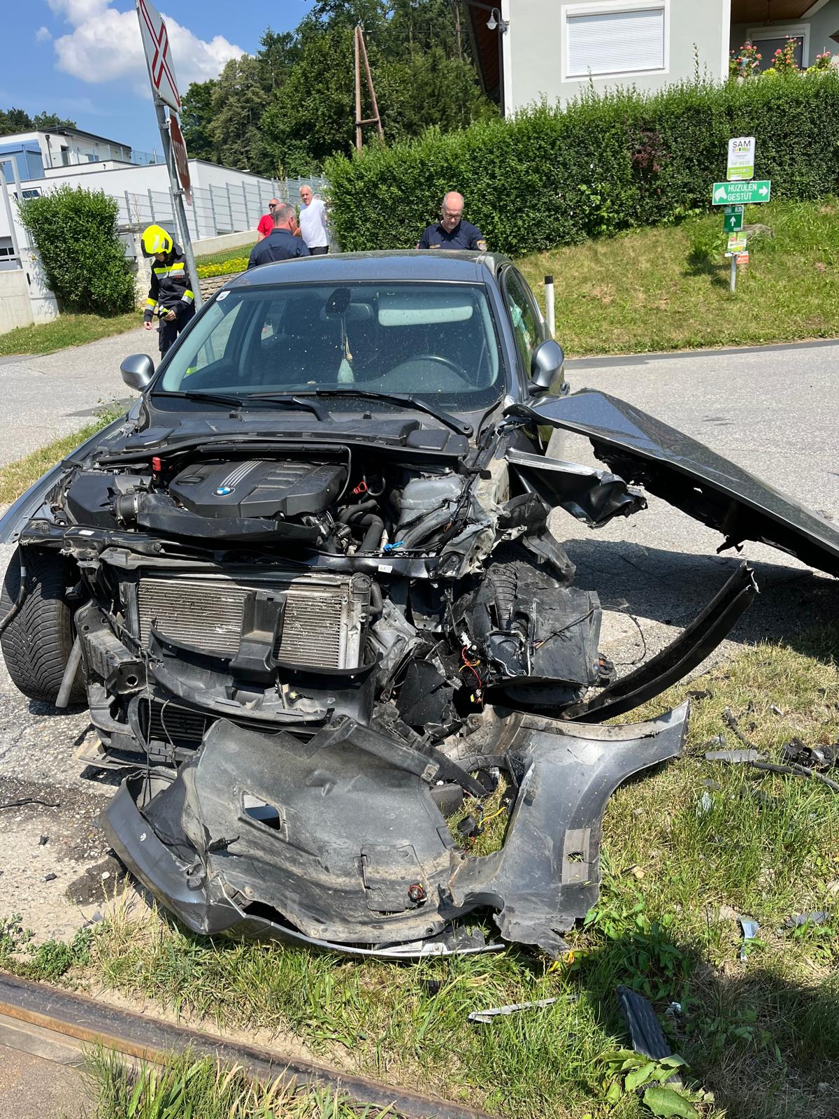 PKW gegen Zug