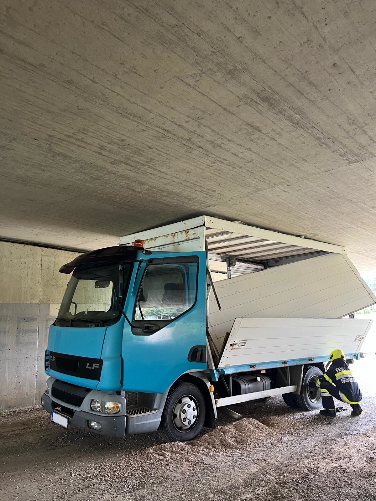 LKW Bergung aus Autobahnunterführung